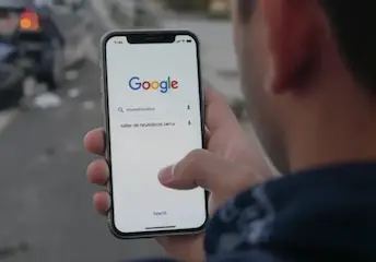 Captura de una imagen representativa de un usuario que tiene una intención de búsqueda en internet y cómo el seo afecta a esa búsqueda al seo en tarragona